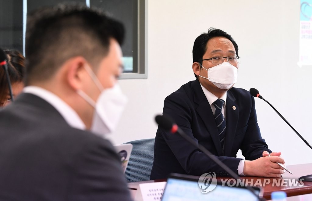 회의 시작 기다리는 최대집 의협회장