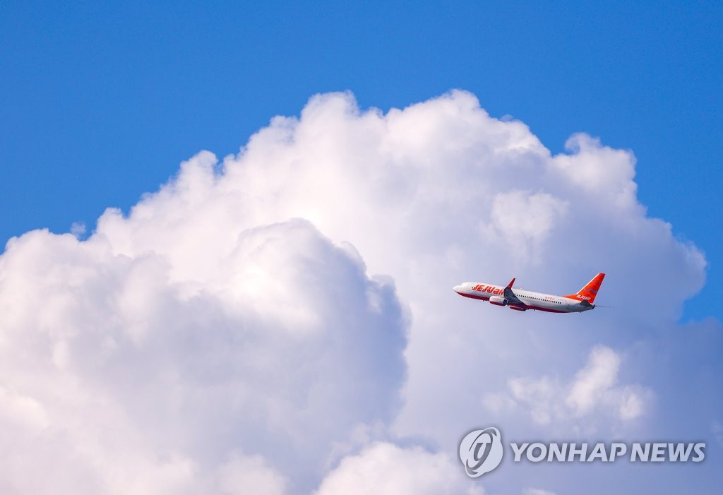 青空に浮かぶ飛行機 | 聯合ニュース