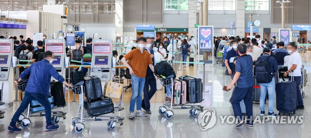 仁川国際空港で北京行きの便の搭乗手続きをする人たち（資料写真）＝（聯合ニュース）