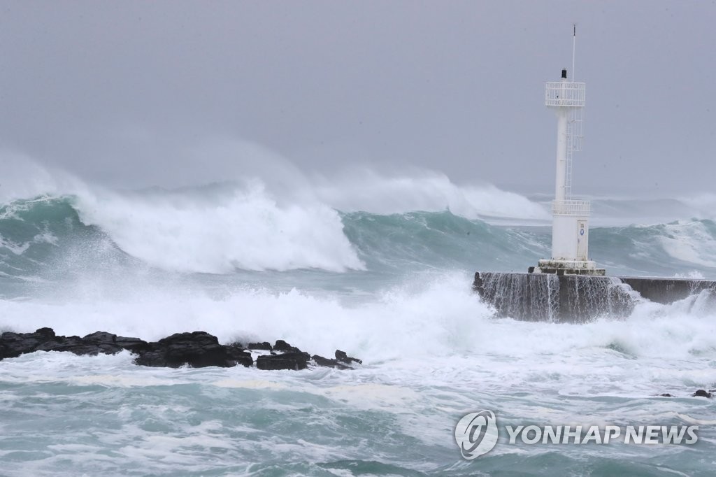 非常に強い台風１０号が韓国南部の済州島に接近している。台風の影響で高波が押し寄せる同島南部・西帰浦の海＝６日、西帰浦（聯合ニュース）