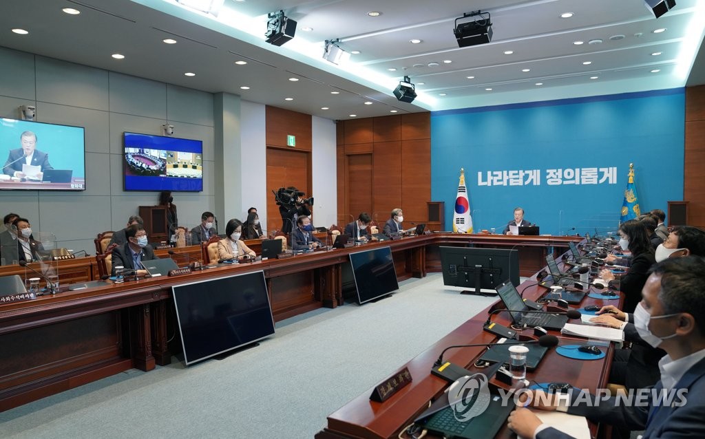 A Cabinet session, chaired by President Moon Jae-in, is under way at Cheong Wa Dae in Seoul on Sept. 8, 2020. (Yonhap)