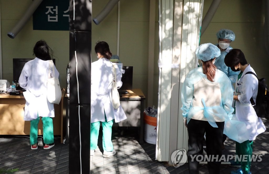 Trainee doctors receive coronavirus tests at a screening facility at Asan Medical Center in southern Seoul on Sept. 8, 2020, after they returned to work following a weekslong strike over the government's medical reform plan. (Yonhap)