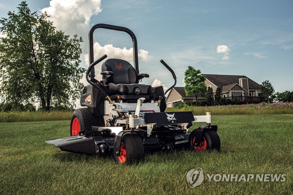 This photo provided by Doosan Bobcat Co. shows a zero-turn mower built by the small and midsized farm equipment maker. (PHOTO NOT FOR SAEL) (Yonhap)