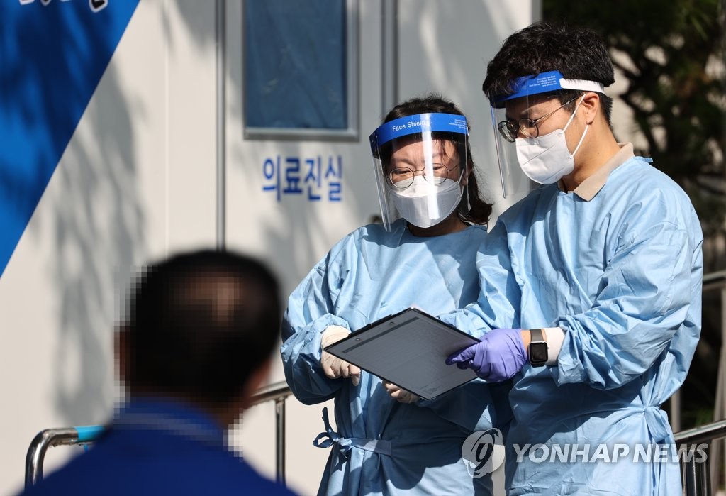 Medical staffers work at a makeshift clinic in northern Seoul on Sept. 10, 2020. (Yonhap)