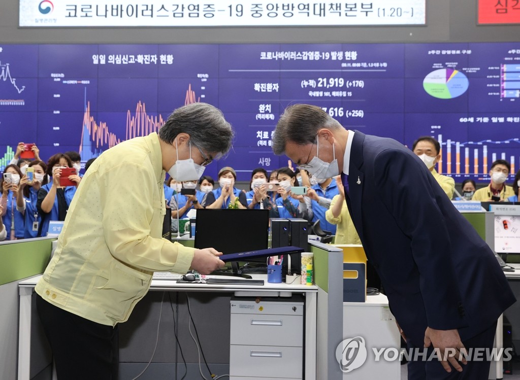 President Moon Jae-in (R) presents Jeong Eun-kyeong with a certificate of appointment as the first head of the Korea Disease Control and Prevention Agency (KDCA) during a ceremony held at the emergency situation center of the Korea Centers for Disease Control and Prevention (KCDC) in Cheongju, North Chungcheong Province, 130 kilometers south of Seoul, on Sept. 11, 2020. (Yonhap)