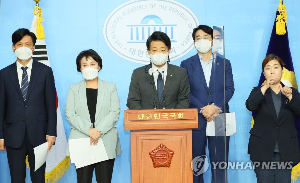 Reps. Kim Young-ho (C), Jung Choun-sook (2nd from L) and Jo Seung-lae (L) of the ruling Democratic Party speak at a news conference at the National Assembly in Seoul on Sept. 14, 2020, calling for legislation aimed at permanently putting child sex offenders behind bars. (Yonhap)