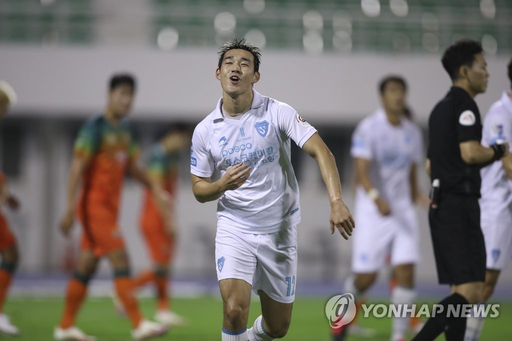 This Sept. 13, 2020, file photo provided by the Korea Professional Football League shows Pohang Steelers forward Song Min-kyu celebrating a goal against Gangwon FC during a K League 1 match at Gangneung Stadium in Gangneung, 230 kilometers east of Seoul. (PHOTO NOT FOR SALE) (Yonhap)