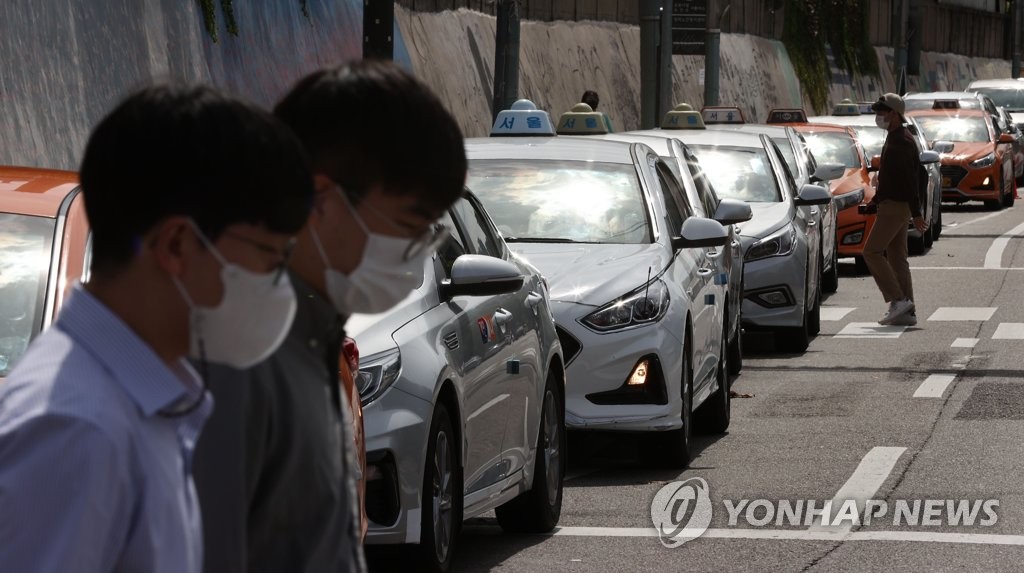 Pedestrians wearing protective masks walk around central Seoul on Sept. 23, 2020. (Yonhap)