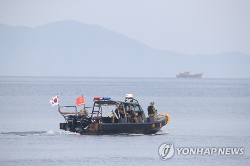 해상 정찰하는 해병대원들