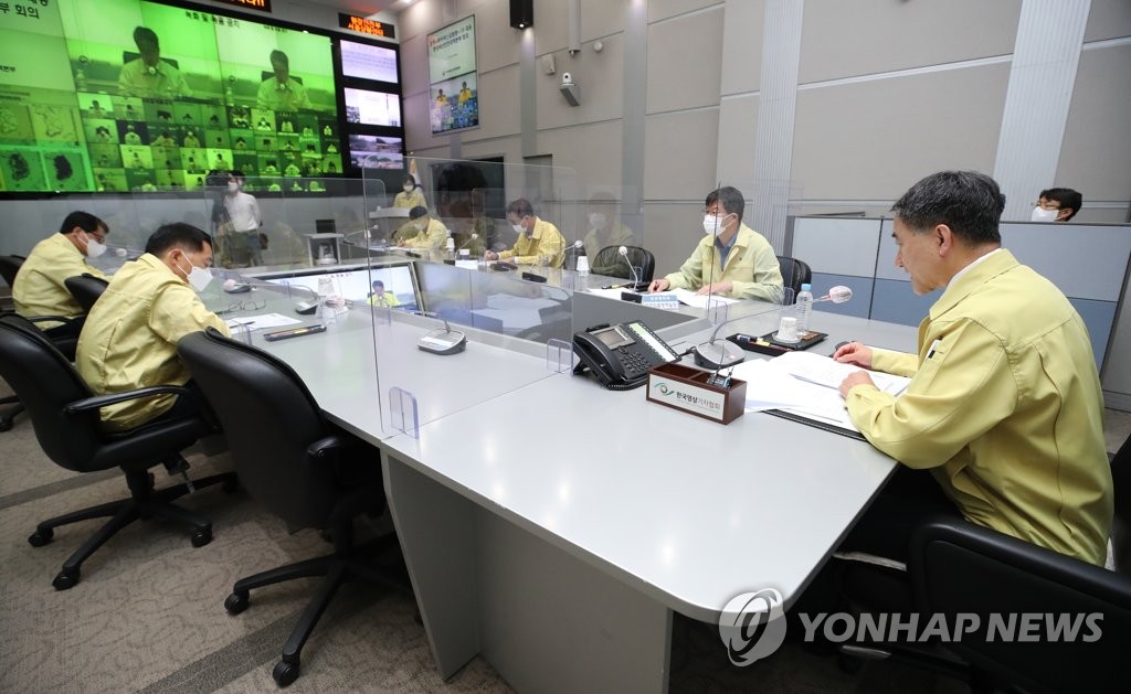 Health officials, including Health Minister Park Neung-hoo (R), discuss ways to prevent the spread of COVID-19 at a government office on Sept. 30, 2020. (Yonhap)