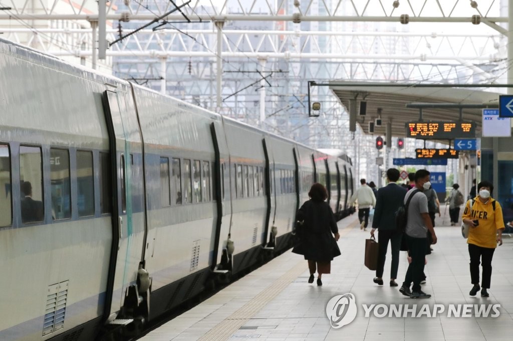 Travelers board a train at Seoul Station in central Seoul on Oct. 3, 2020. (Yonhap)