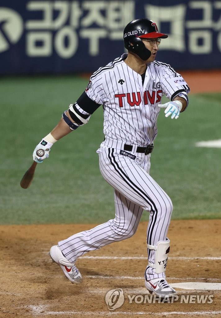 Park Yong-taik of the LG Twins hits a double against the Samsung Lions for his 2,500th career hit in the bottom of the ninth inning of a Korea Baseball Organization regular season game at Jamil Baseball Stadium in Seoul on Oct. 6, 2020. (Yonhap)