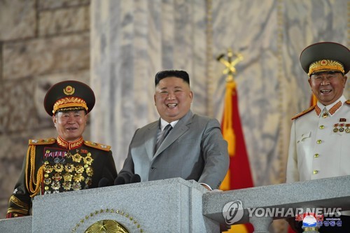 북한 노동당 창건 75주년 경축 열병식 개최　　