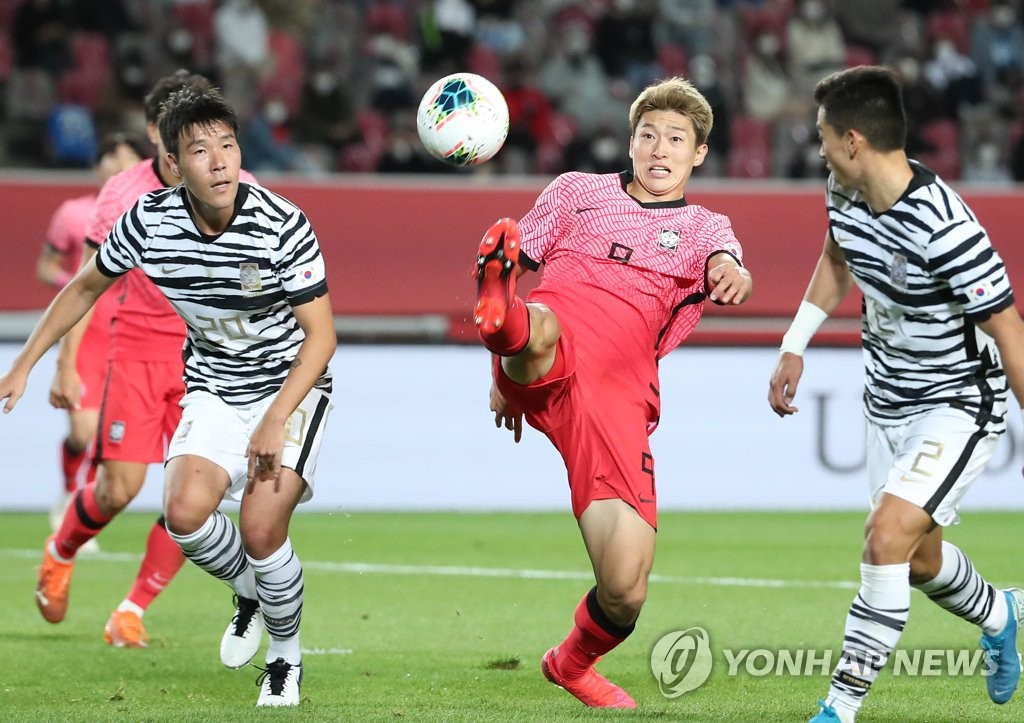 Cho Gue-sung (C) of the South Korean men's under-23 national football team reaches for the ball during an exhibition match against the senior national team at Goyang Stadium in Goyang, Gyeonggi Province, on Oct. 12, 2020. (Yonhap)