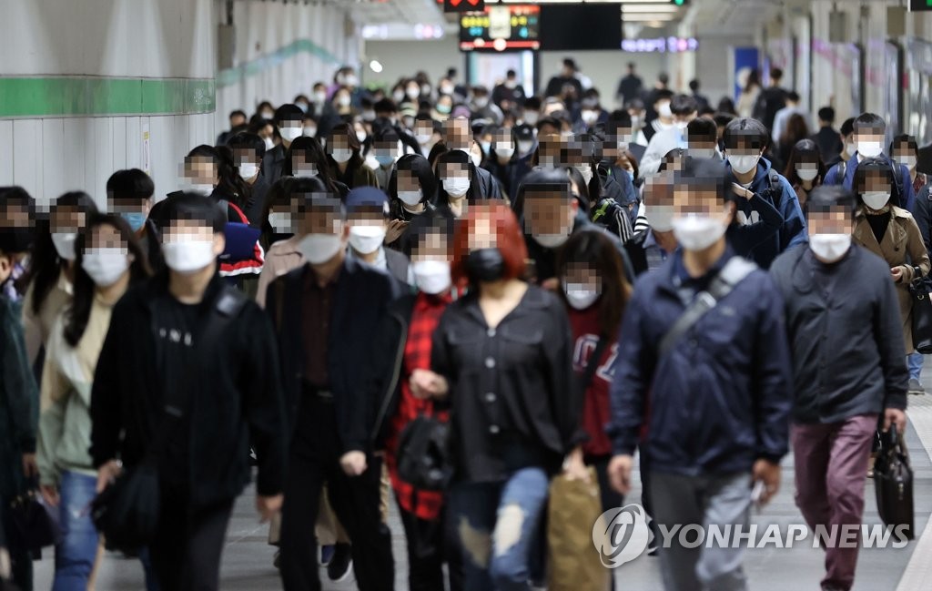 Commuters walk at a subway station in southern Seoul on Oct. 13, 2020. (Yonhap)