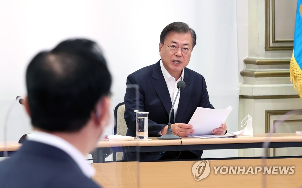 Moon instructs Cheong Wa Dae to cooperate with probe into investment fund scandals: Cheong Wa Dae