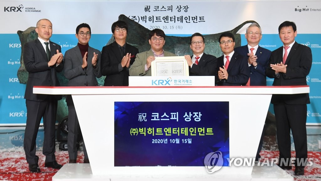 ビッグヒットエンターテインメントの上場記念式が韓国取引所のロビーで開かれた。左から４人目が房氏（写真共同取材団）＝１５日、ソウル（聯合ニュース）
