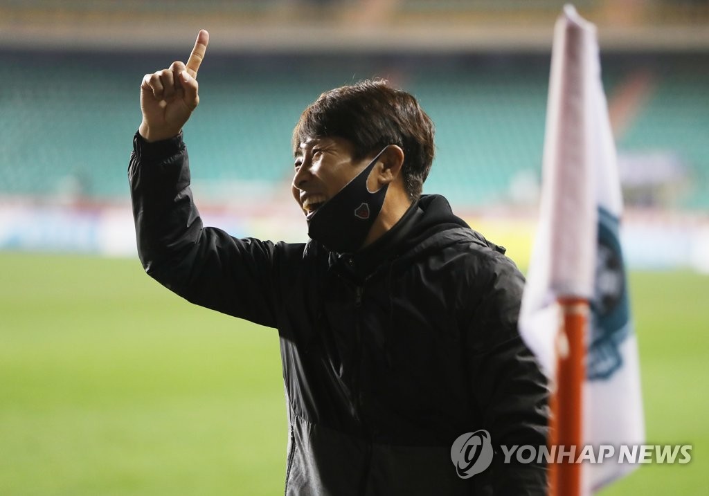 In this file photo from Oct. 18, 2020, Pohang Steelers' head coach Kim Gi-dong acknowledges the crowd after beating Ulsan Hyundai FC 4-0 in a K League 1 match at Pohang Steel Yard in Pohang, 370 kilometers southeast of Seoul. (Yonhap)