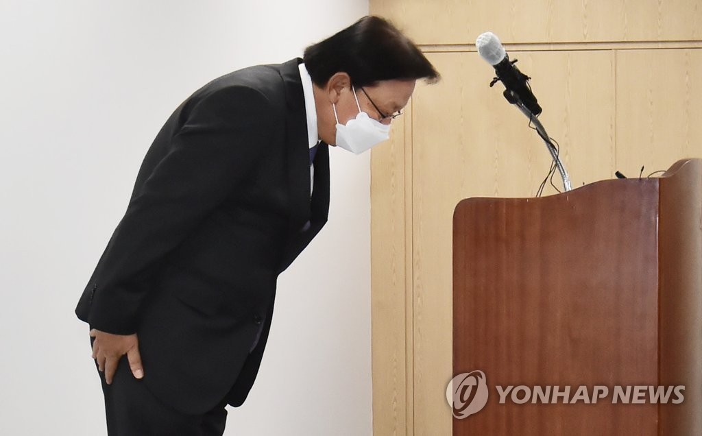 Park Keun-hee, chief executive of CJ Logistics, bows to apologize for the deaths of its delivery workers in Seoul on Oct. 22, 2020. (Yonhap)