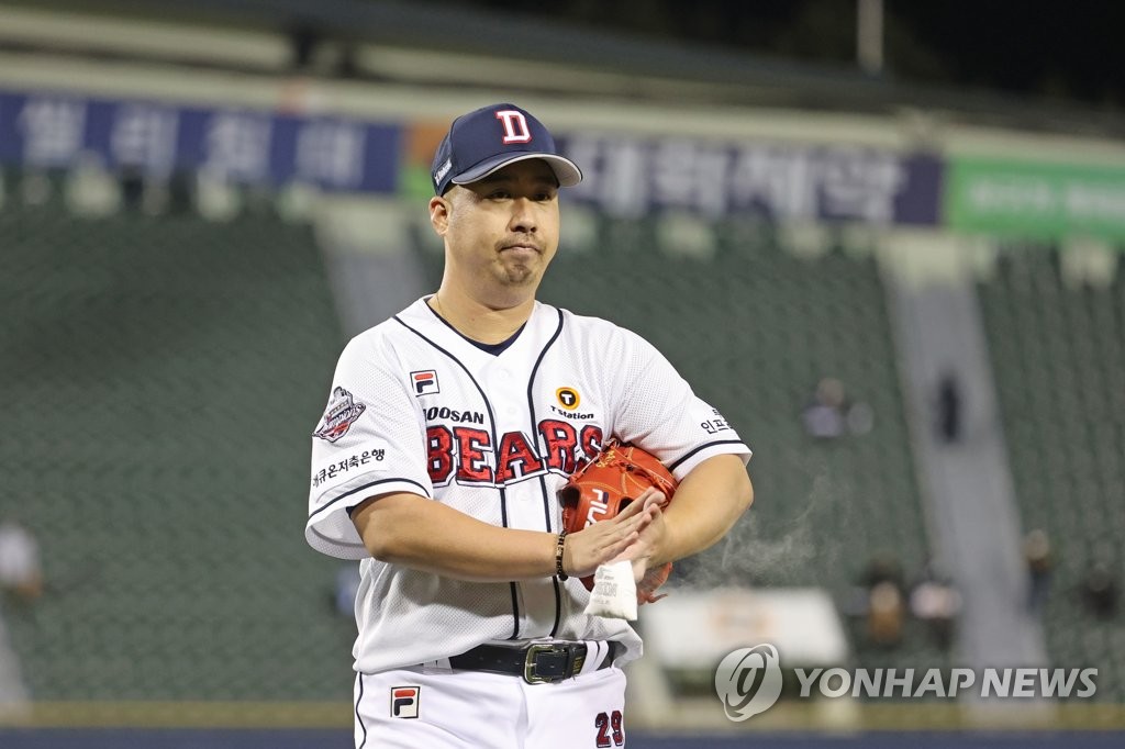 Yoo Hee-kwan pitches for Doosan