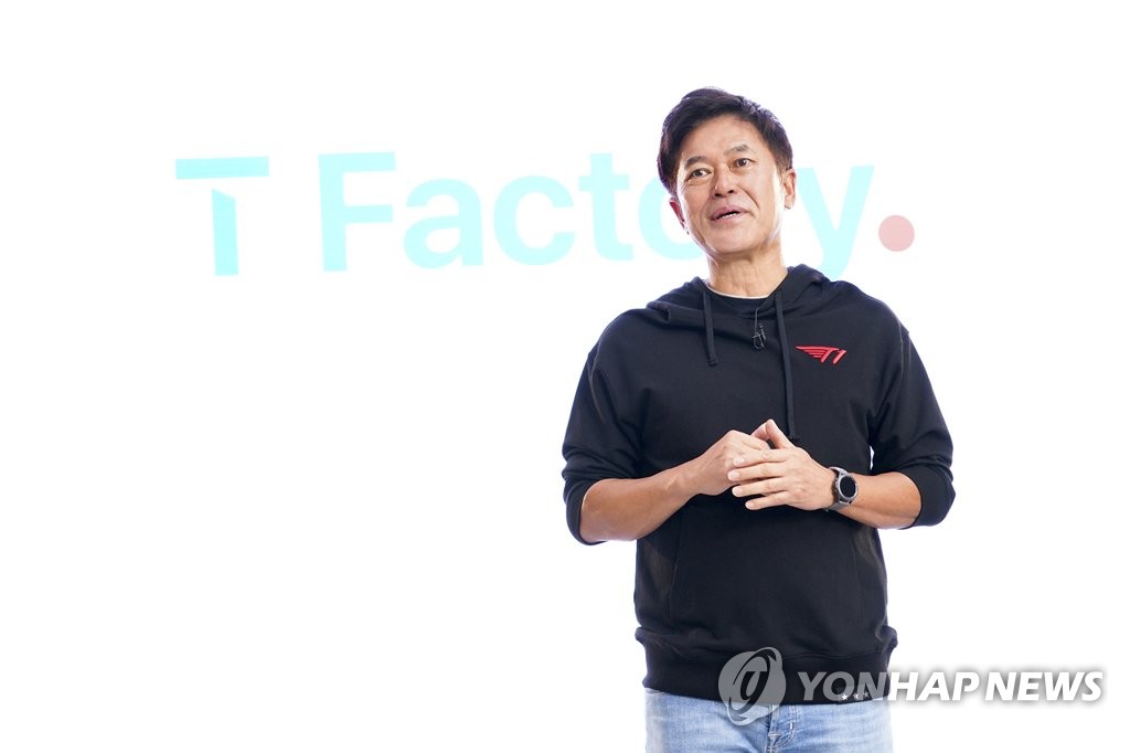 (LEAD) SK Telecom CEO to double as SK hynix vice chairman
