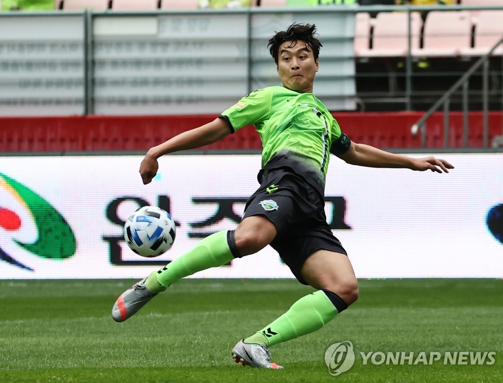 Lee Dong-gook of Jeonbuk Hyundai Motors takes a shot against Daegu FC during a K League 1 match at Jeonju World Cup Stadium in Jeonju, 240 kilometers south of Seoul, on Nov. 1, 2020. (Yonhap)