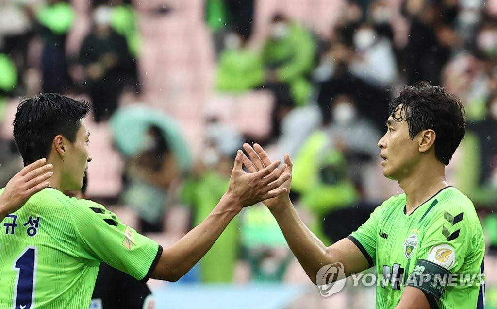 Cho Gue-sung of Jeonbuk Hyundai Motors (L) high-fives teammate Lee Dong-gook after scoring his second goal against Daegu FC during a K League 1 match at Jeonju World Cup Stadium in Jeonju, 240 kilometers south of Seoul, on Nov. 1, 2020. (Yonhap)