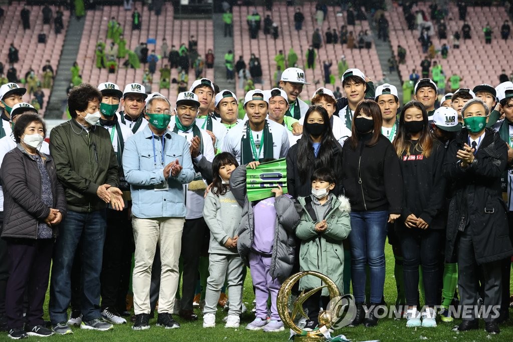 Lee Dong-gook of Jeonbuk Hyundai Motors poses with his family and teammates during his retirement ceremony at Jeonju World Cup Stadium in Jeonju, 240 kilometers south of Seoul, on Nov. 1, 2020. (Yonhap)