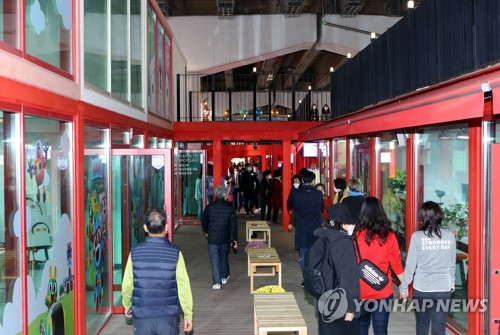 고가교 아래서 영화관람…부산 '비콘 오픈시네마' 개막
