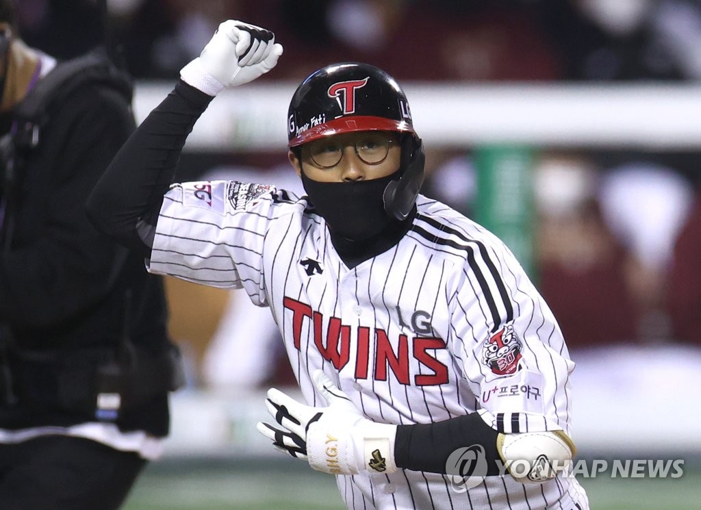 Chae Eun-seong of the LG Twins celebrates his solo home run against the Kiwoom Heroes in the bottom of the first inning of a Korea Baseball Organization Wild Card game at Jamsil Baseball Stadium in Seoul on Nov. 2, 2020. (Yonhap)