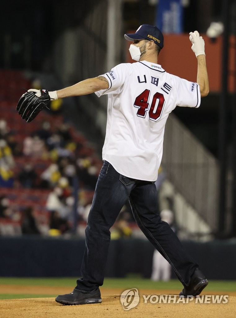 Former Doosan Bears pitcher Dustin Nippert throws out the ceremonial first pitch before a Korea Baseball Organization postseason game between the Bears and the LG Twins at Jamsil Baseball Stadium in Seoul on Nov. 4, 2020. (Yonhap)
