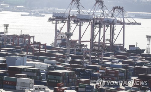 主要な貿易拠点、釜山港にコンテナが積まれている（資料写真）＝（聯合ニュース）　