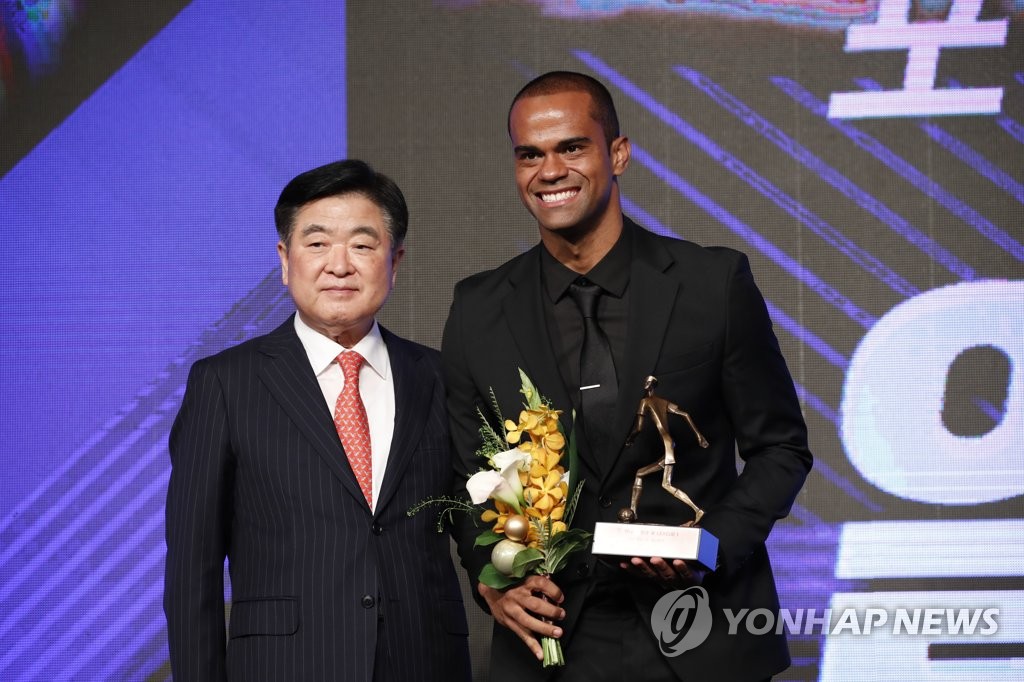 In this file photo from Nov. 5, 2020, Korea Professional Football League President Kwon Oh-gap (L) poses with Ulsan Hyundai FC forward Junio Negrao during the annual K League Awards ceremony in Seoul. (Yonhap)