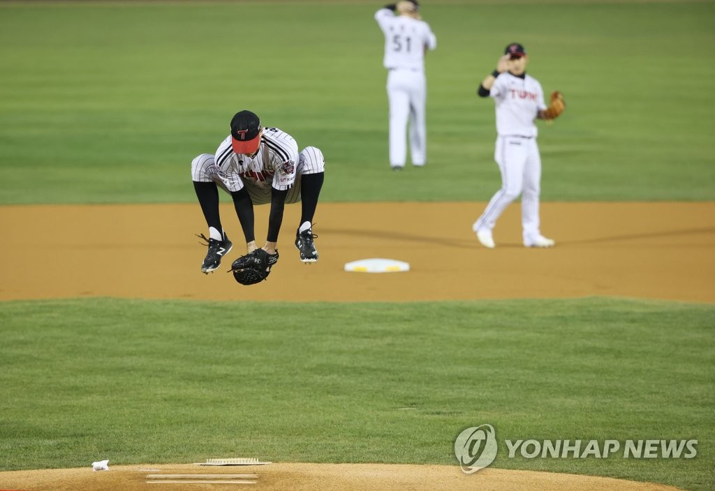 LG Twins starting pitcher Tyler Wilson prepares to pitch against the Doosan Bears in Game 2 of the Korea Baseball Organization first-round postseason series at Jamsil Baseball Stadium in Seoul on Nov. 5, 2020. (Yonhap)
