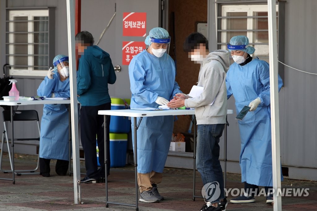 Visitors receive COVID-19 tests at a makeshift clinic in Suncheon, 415 kilometers south of Seoul, on Nov. 8, 2020. (Yonhap)