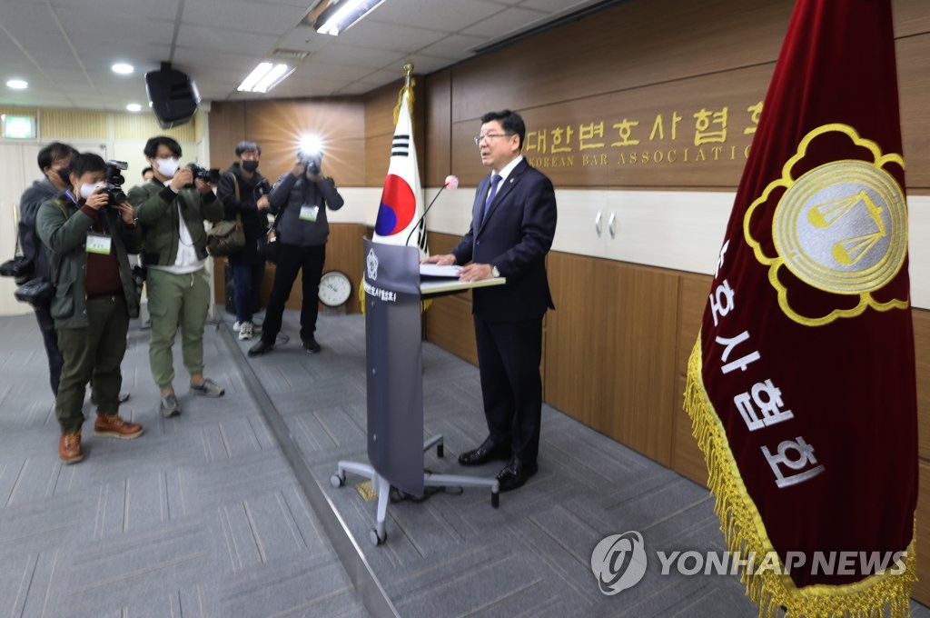Lee Chan-hee, the president of the Korean Bar Association and a member of the seven-member committee entrusted to nominate candidates for the inaugural leadership of the Corruption Investigation Office for High-ranking Officials, announces his nominations at the association's headquarters in Seoul on Nov. 9, 2020. (Yonhap)