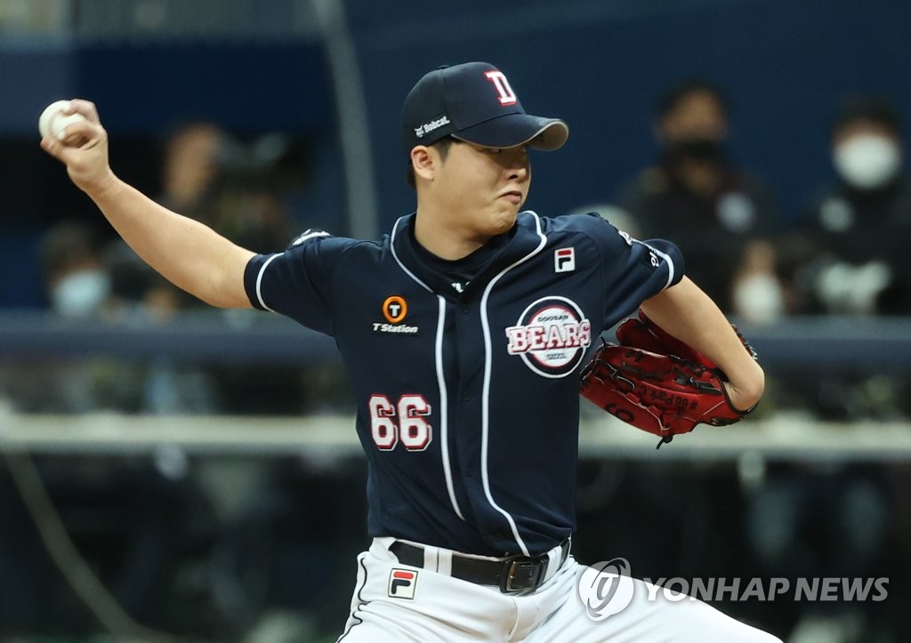 Park Chi-guk of the Doosan Bears pitches against the KT Wiz in the bottom of the fifth inning of Game 2 of the Korea Baseball Organization second-round postseason series at Gocheok Sky Dome in Seoul on Nov. 10, 2020. (Yonhap)