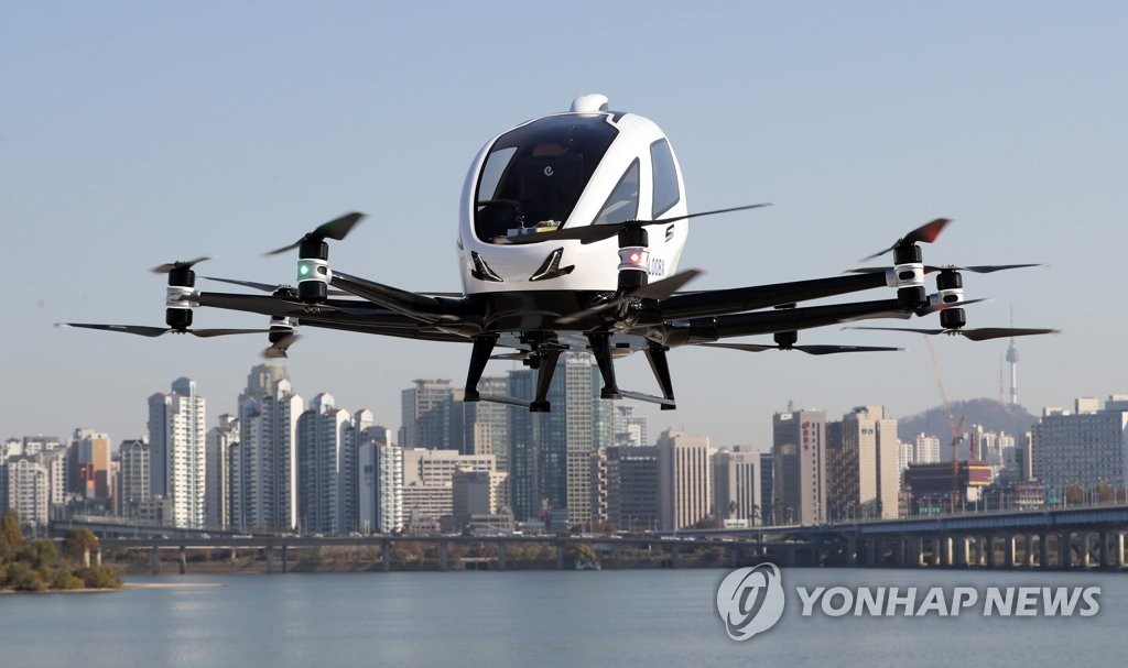 ソウルで１１日に行われた、ドローン技術を用いた「空飛ぶタクシー」の飛行実験。このドローンは中国メーカーが開発した＝（聯合ニュース）