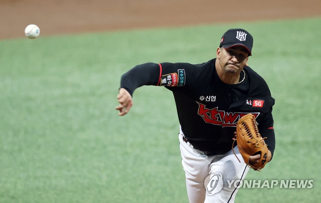 William Cuevas of the KT Wiz pitches against the Doosan Bears in the bottom of the first inning of Game 3 of the Korea Baseball Organization second-round postseason series at Gocheok Sky Dome in Seoul on Nov. 12, 2020. (Yonhap)