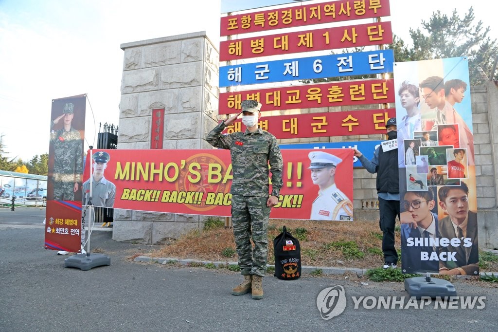 This Nov. 15, 2020, file photo shows Minho of boy band SHINee saluting fans after successfully completing his military service at a Marine Corps base in Pohang, North Gyeongsang Province. (Yonhap)
