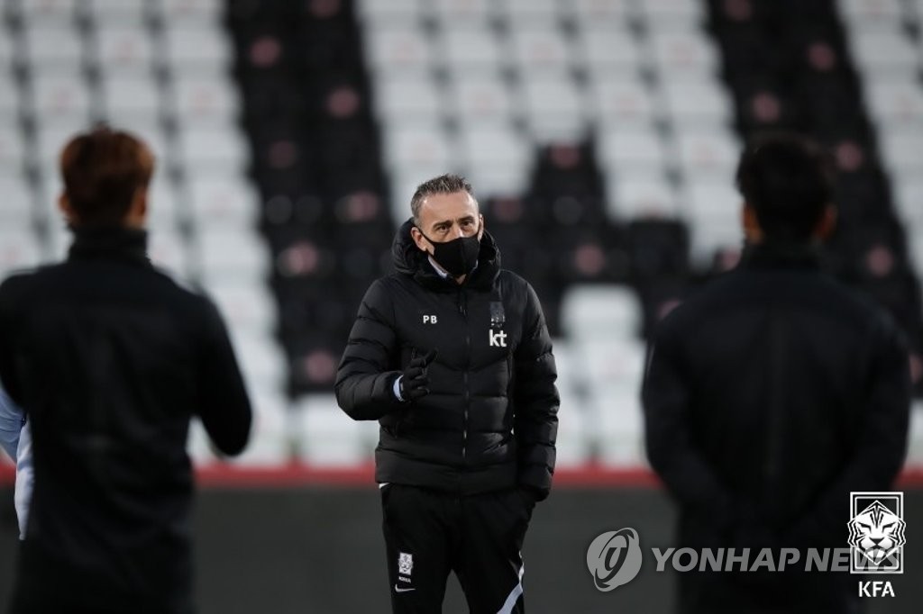 Paulo Bento, head coach of the South Korean men's national football team, directs his players during practice at BSFZ-Arena at Maria Enzersdorf-Sudstadt in Maria Enzersdorf, Austria, on Nov. 16, 2020, in this photo provided by the Korea Football Association. (PHOTO NOT FOR SALE) (Yonhap)