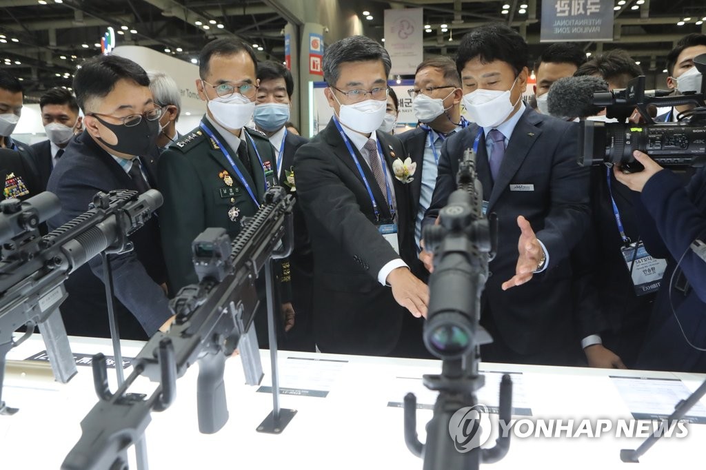In this file photo, taken Nov. 18, 2020, Defense Minister Suh Wook (2nd from R) and Army Chief of Staff Gen. Nam Yeong-shin (2nd from L) look at weapons at the Defense and Security (DX) Korea 2020, an international defense industry fair, at an exhibition center in Ilsan, north of Seoul. (Yonhap)