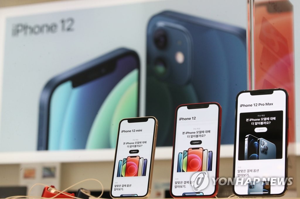 This file photo, taken Nov. 20, 2020, at a store in central Seoul, shows Apple Inc.'s iPhone 12 series devices, the company's first smartphones to support 5G. (Yonhap)