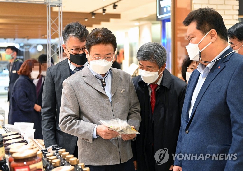 롯데백화점 경북도 특산품 매장 둘러보는 경북지사