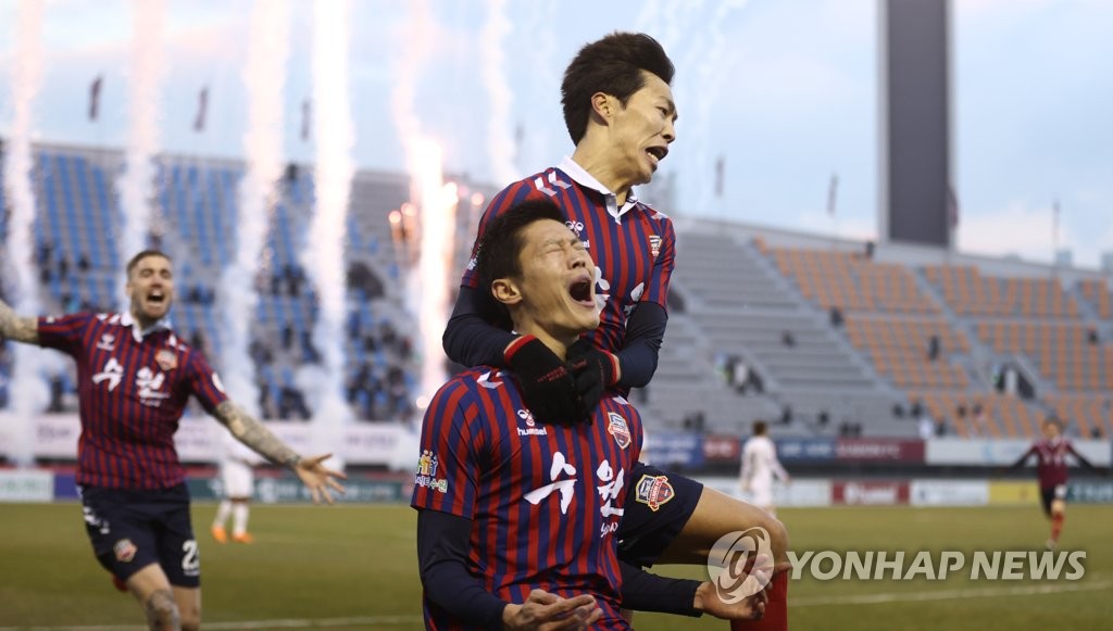 An Byong-jun of Suwon FC (L) celebrates his goal against Gyeongnam FC with teammate Ishida Masatoshi during their K League 2 promotion playoff match at Suwon Sports Complex in Suwon, 45 kilometers south of Seoul, on Nov. 29, 2020. (Yonhap)