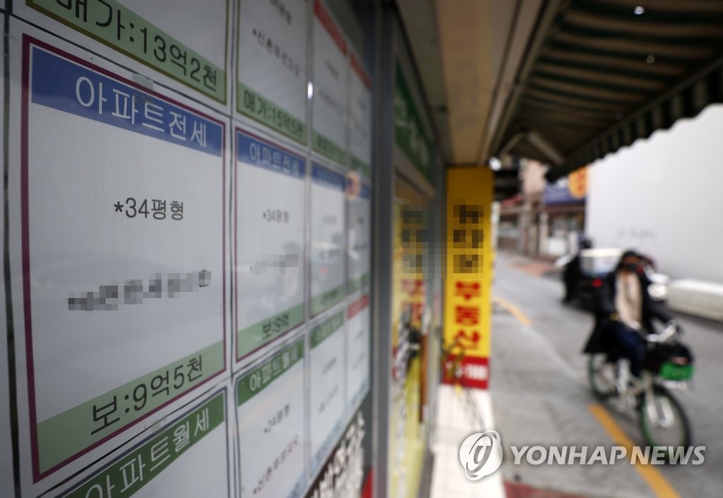 아파트 전월세 매물 정보가 붙어 있는 서울의 한 부동산 중개업소 앞