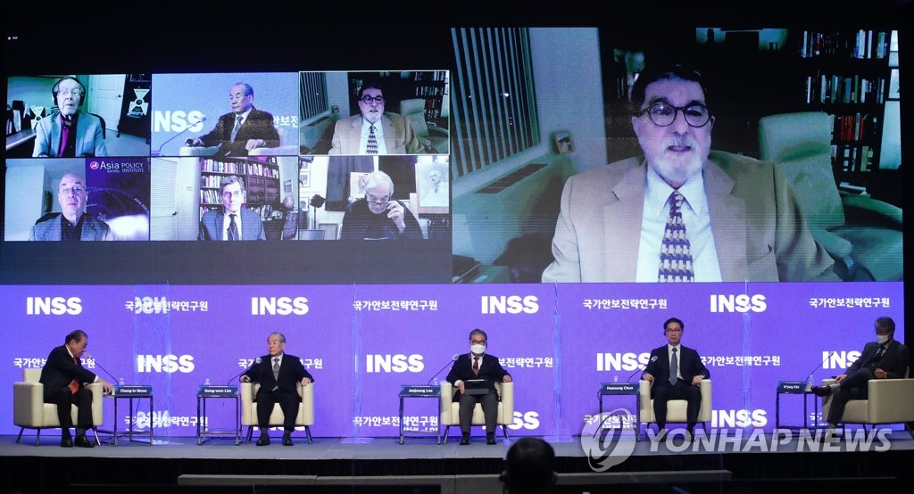 Los expertos del Instituto para la Estrategia de la Seguridad Nacional estatal de Corea del Sur y del Centro de Seguridad y Cooperación Internacional de la Universidad Stanford de Estados Unidos celebran una videoconferencia, el 2 de diciembre de 2020, en un hotel de Seúl.