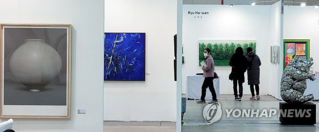 This file photo shows attendees of the 2020 Busan International Art Fair viewing various works at the event, held at Bexco Exhibition Center in Busan, 450 kilometers southeast of Seoul, on Dec. 6, 2020. (Yonhap)
