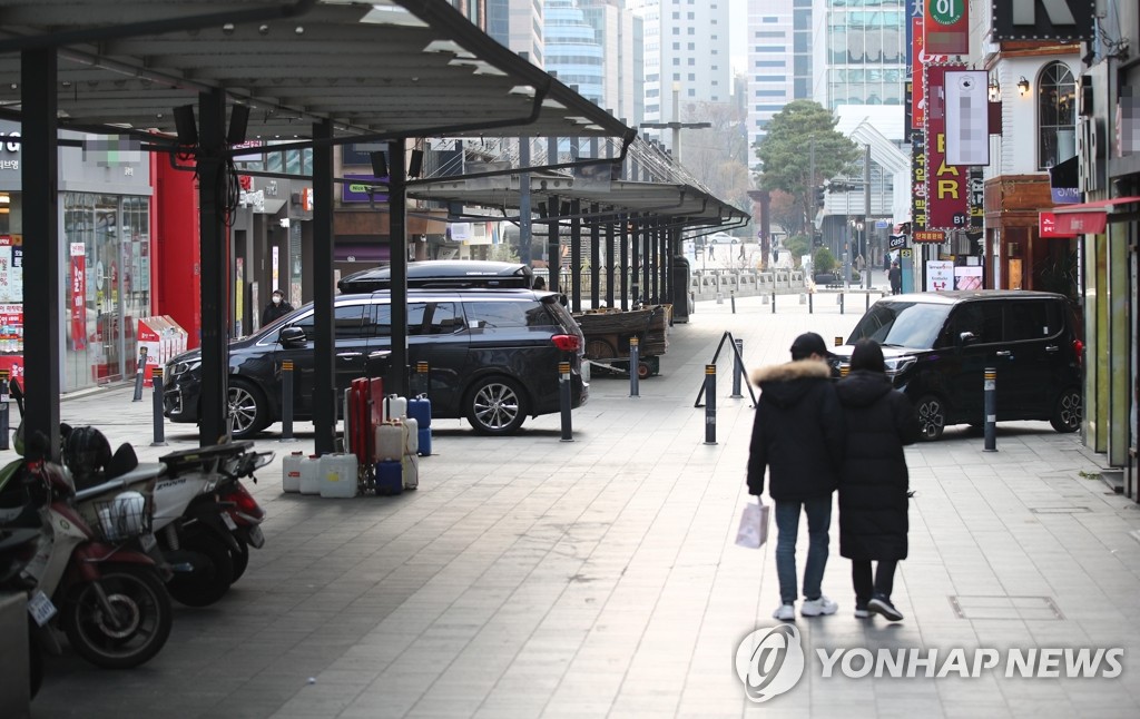 A street in downtown Seoul is relatively empty on Dec. 6, 2020. (Yonhap)