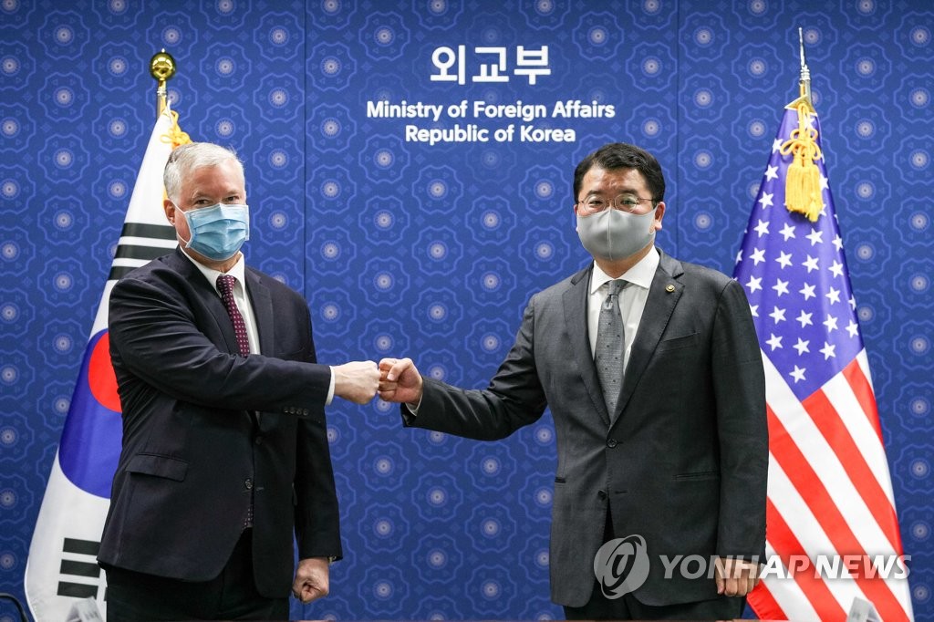 First Vice Foreign Minister Choi Jong-kun (R) and U.S. Deputy Secretary of State Stephen Biegun pose for a photo before their talks at the foreign ministry in Seoul on Dec. 9, 2020. (Pool photo) (Yonhap)